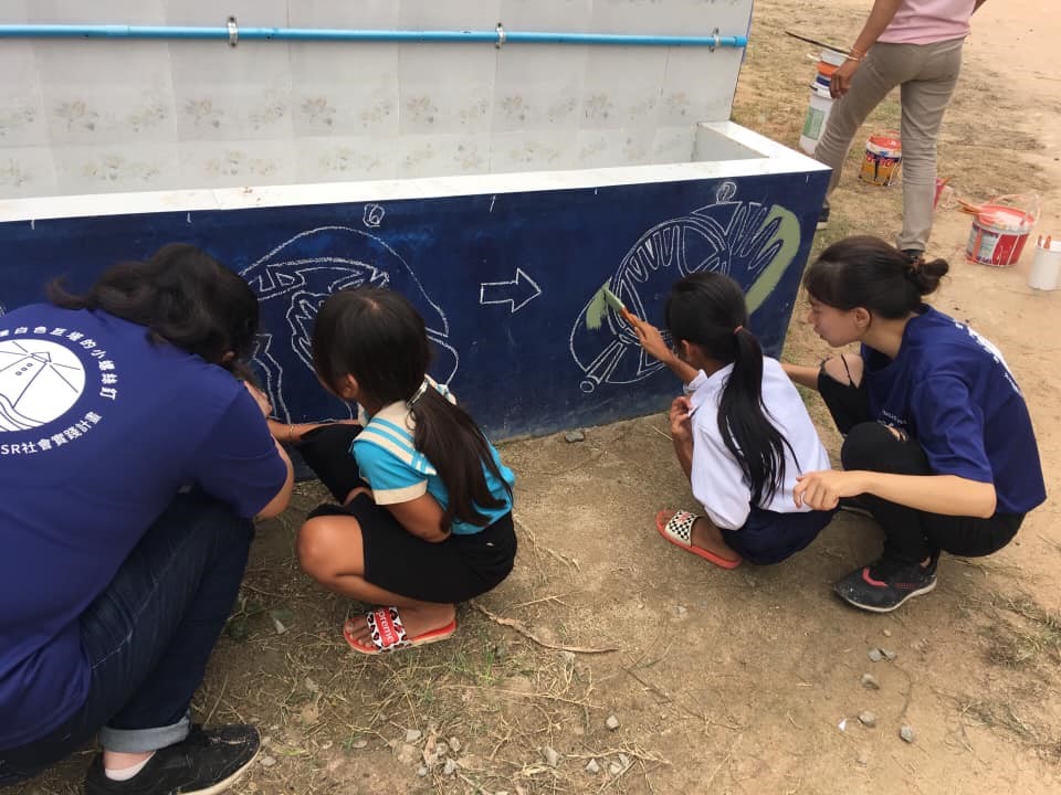 照片三：文藻外語大學國際志工共創就醫無障礙團隊過去在柬埔寨進行洗手臺計畫，讓小朋友繪製洗手正確五步驟圖案。.jpg