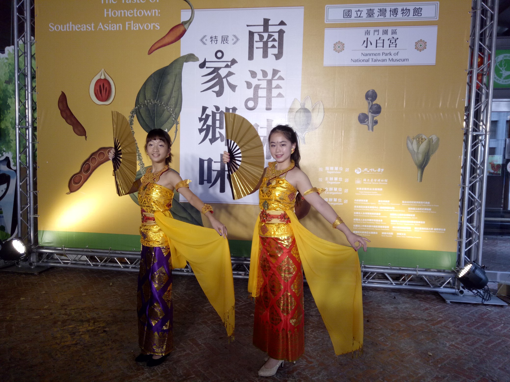 陳金鈴在臺灣博物館前表演