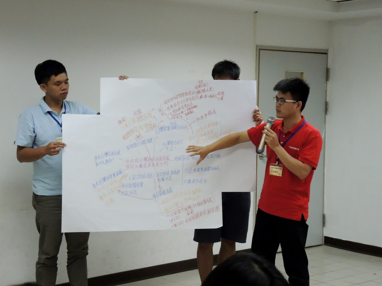 北區場進行各桌摘要報告