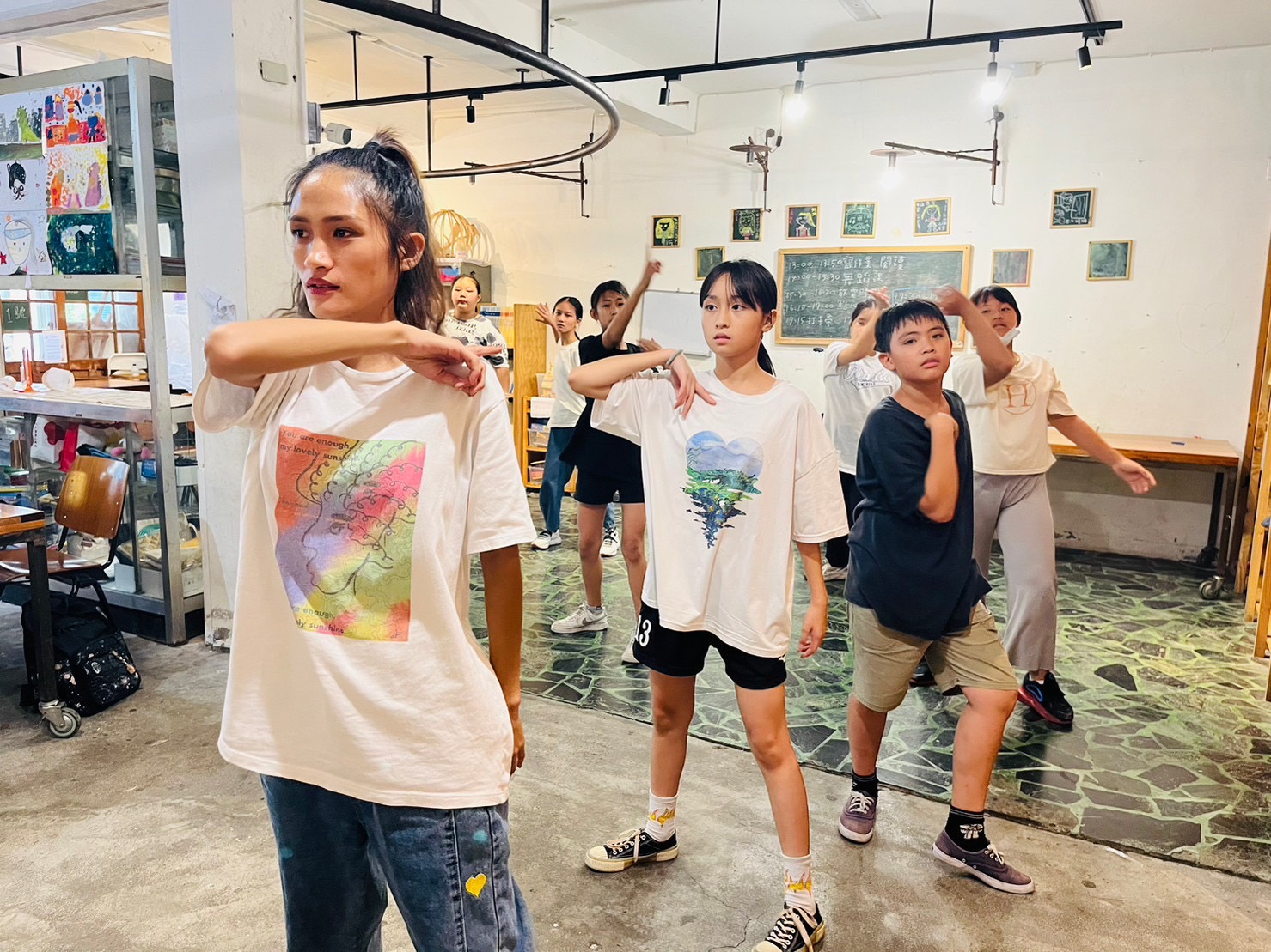 社團法人籿苗教育發展協會團隊讓對舞蹈有興趣的青少女擔任舞蹈老師,發揮自身專長,拓展自我生涯發展。