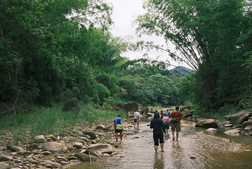 野蓮漂流工作室團隊辦理生態工作坊，讓青年親自走進地方生態，認識美濃河川生態以及溪流整治的故事。