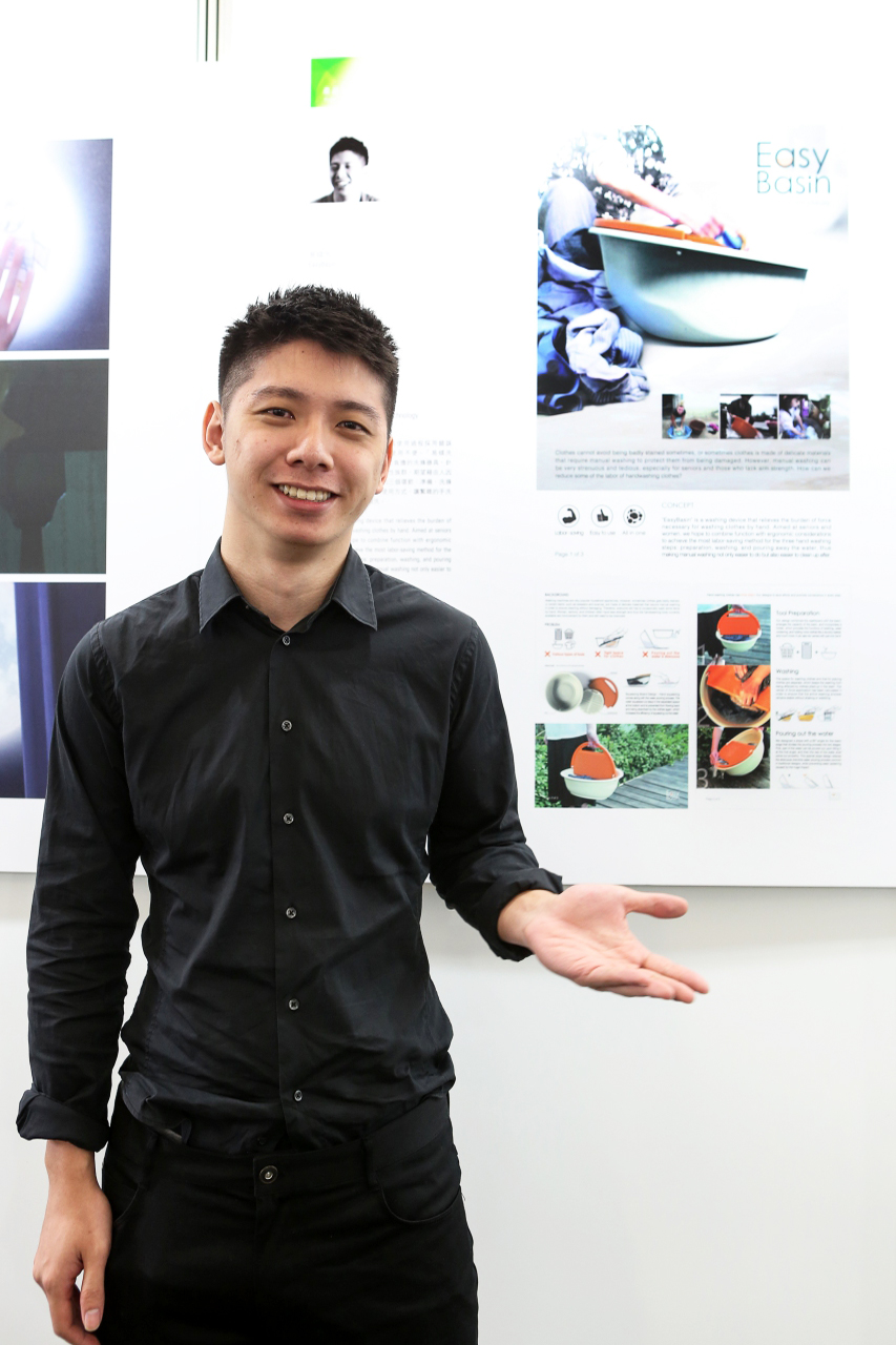 陳裕升和產品簡介合照