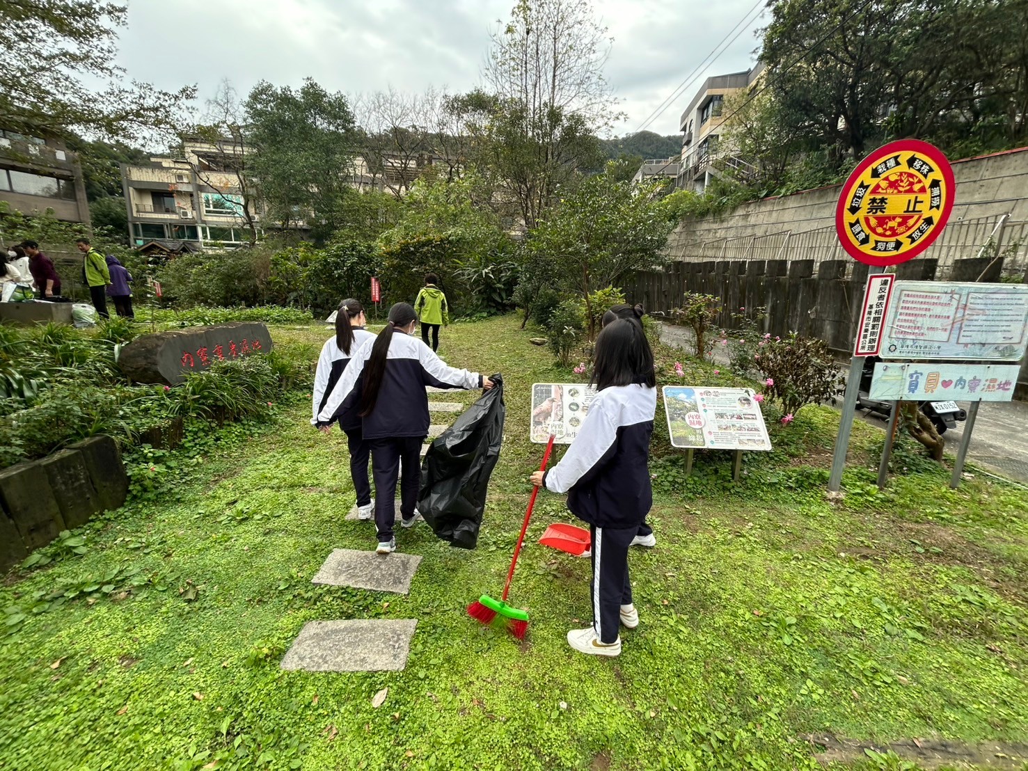 北基志工中心帶領青年志工前往基隆內寮濕地，協助清除濕地雜草及了解環境生態2