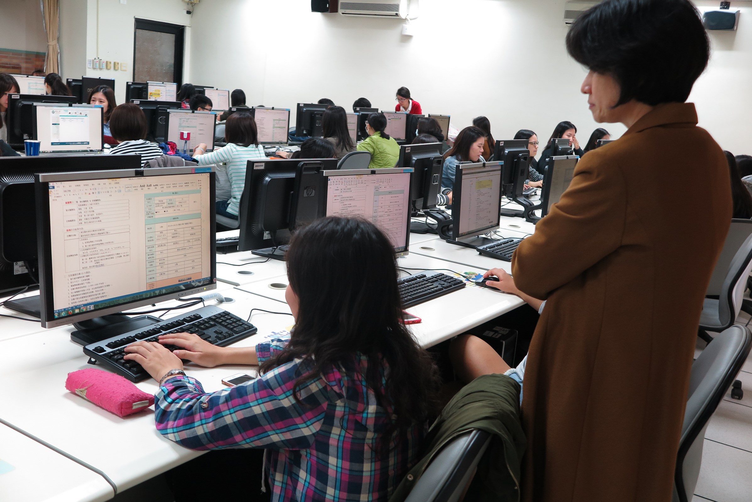 業師輔導學生撰寫特色履歷