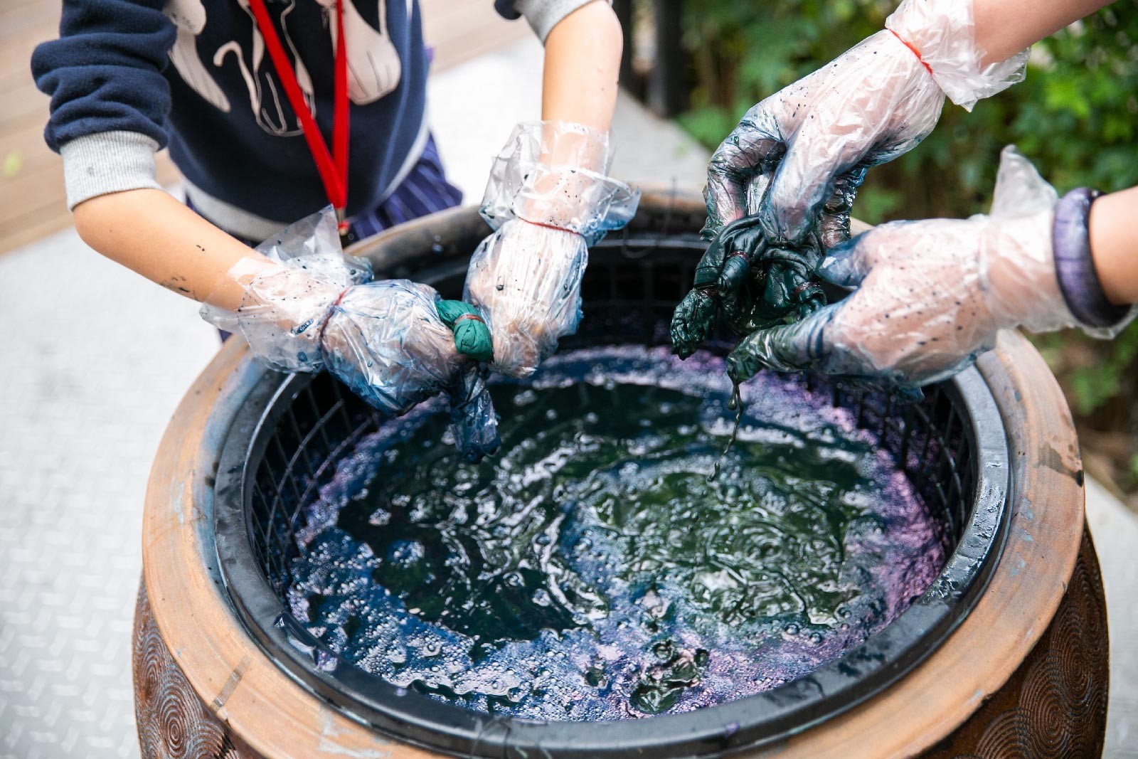 Culture Art and Nature Co., Ltd.: Lecturers lead the students to experience the charm of making dyes and tie-dyes.