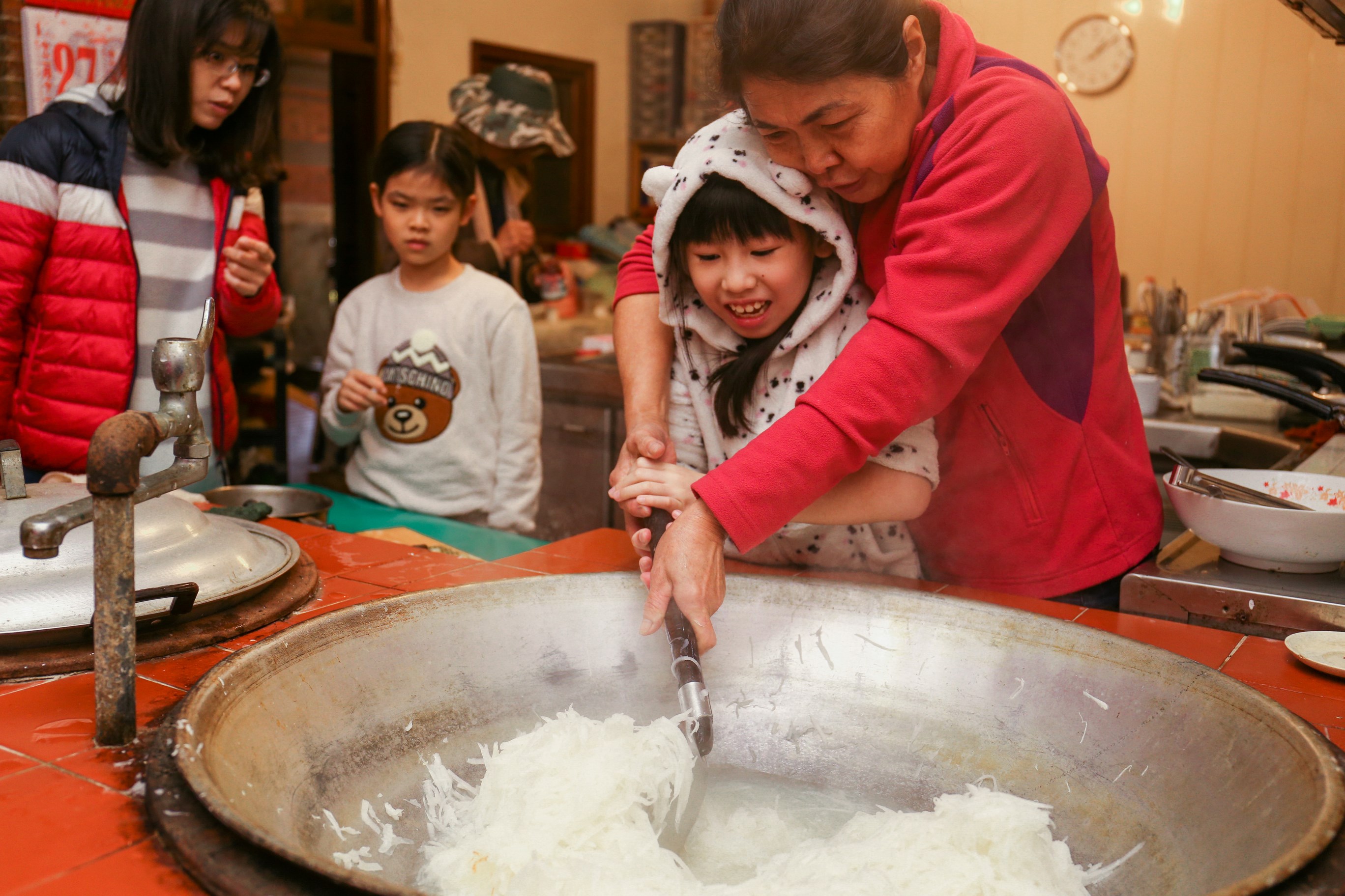 與阿婆學習傳統客家米食菜頭粄的做法