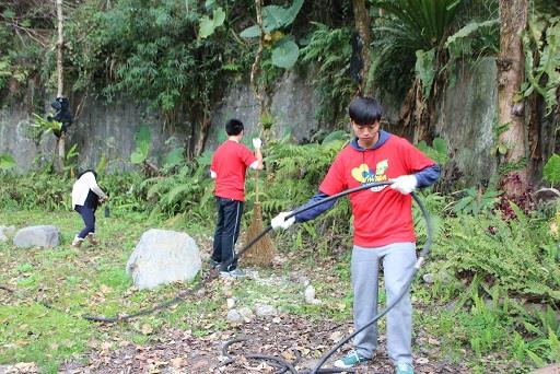 指南服務團在烏石坑社區進行環境清掃及社區改造活動