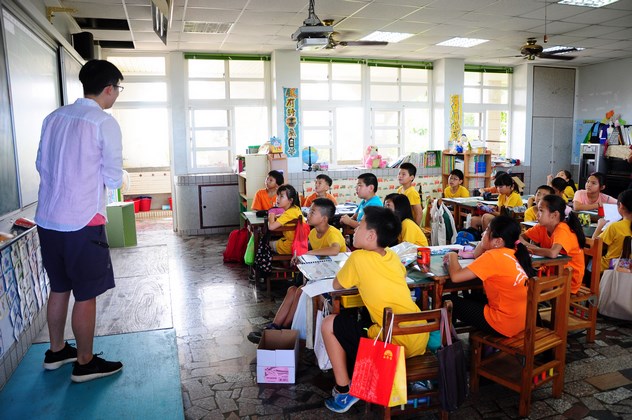 團隊成員教導小小養魚人課程