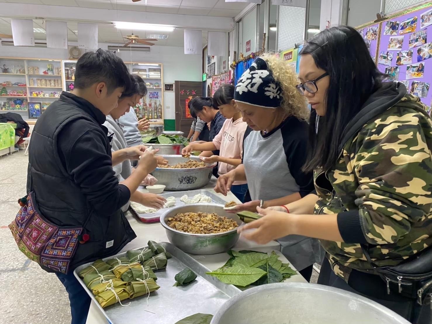 The team “利嘉婦女養成班” engage in community action and engage women of all ages to participate.