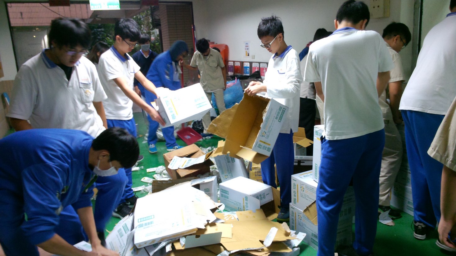 帶領學生協助資源回收工作