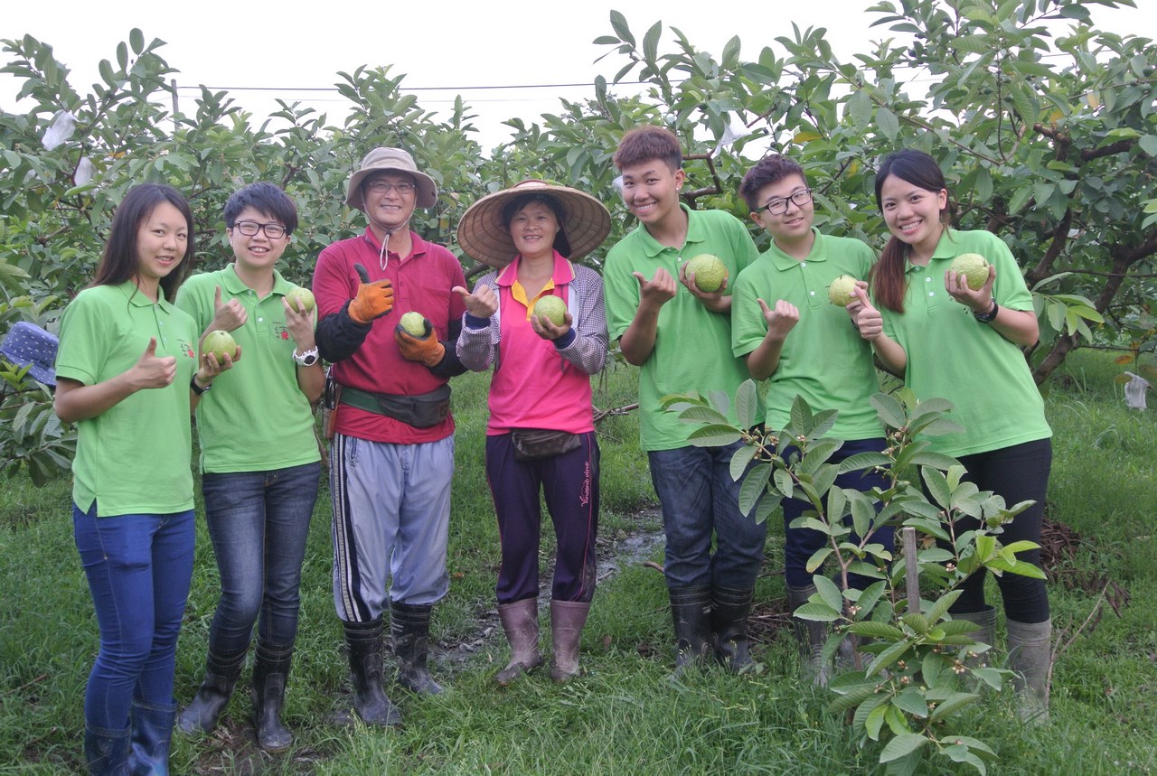 赴彰化拜訪果農,堅持採用台灣本地食材