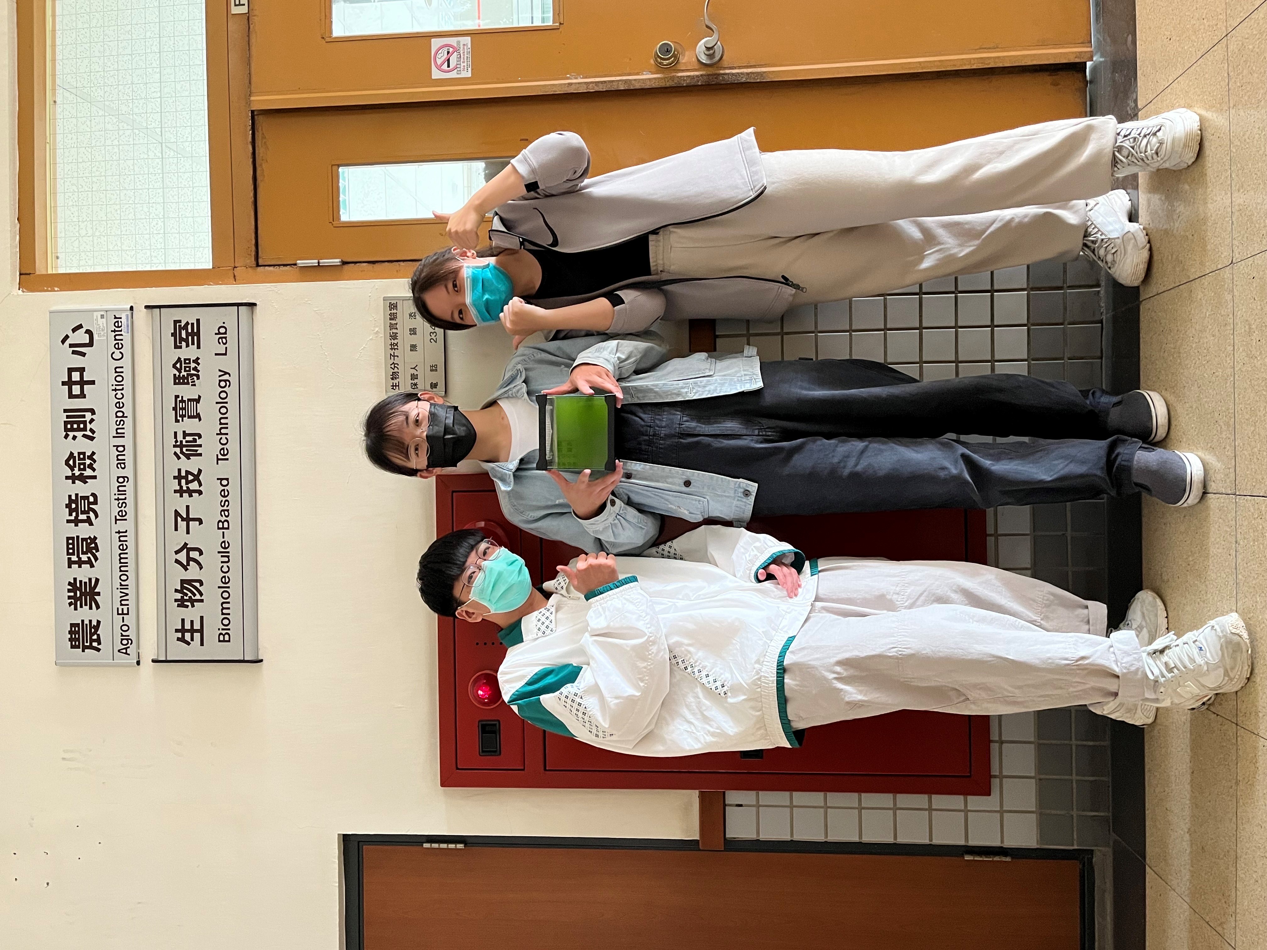 國立高雄科技大學-「敲打細胞」團隊成員（左）張庭毓、（中）楊傑宇及（右）陳逸筠，利用細胞
