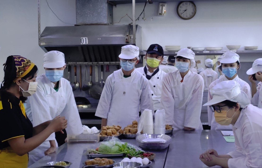 圖5-講師教導青年志工製作美味異國料理