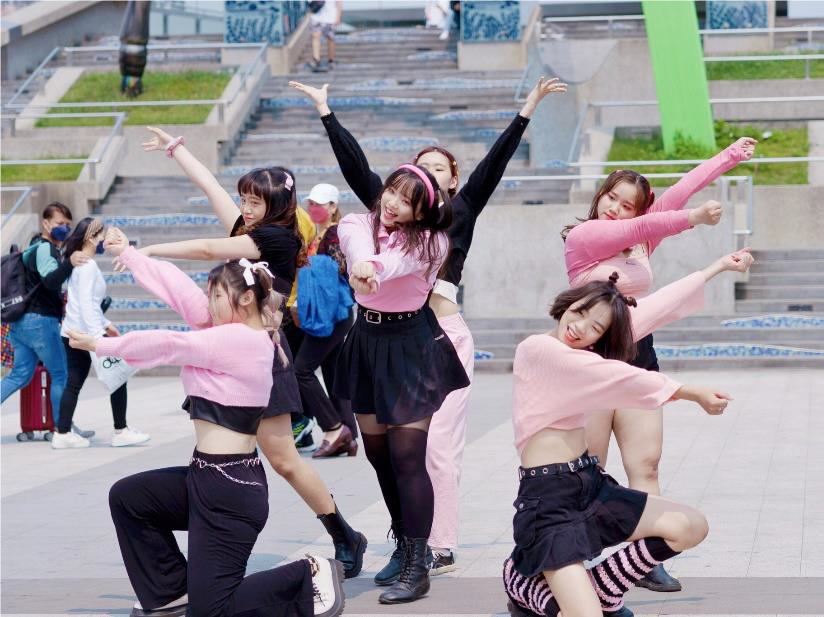陳同學（中）代表臺中Onation Kpop 舞團，於「隨童趣放」舞蹈活動上表演