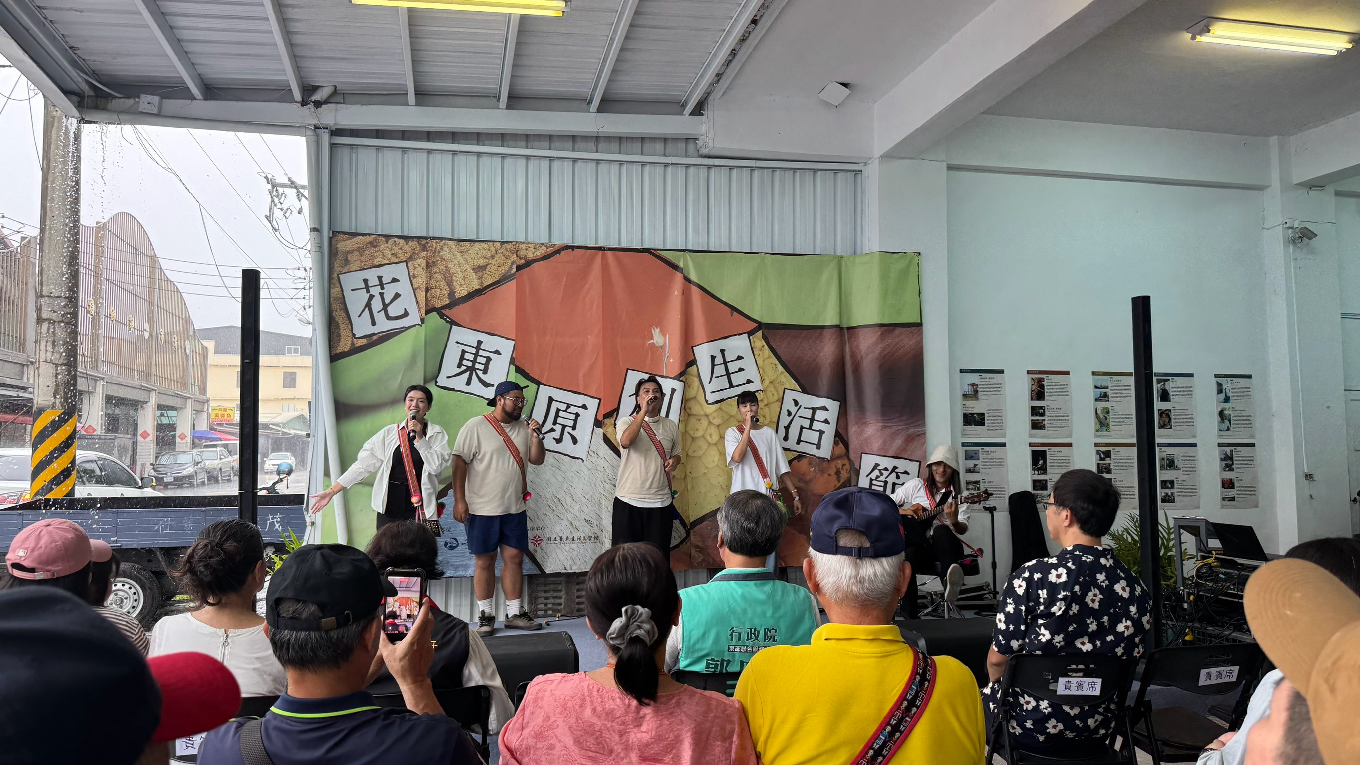 「SOFELONG梺邖」青年團隊從共學、共練一路走到共唱，讓歌重新回到人的身體，也邀請大家一起走進人群、唱進地方。