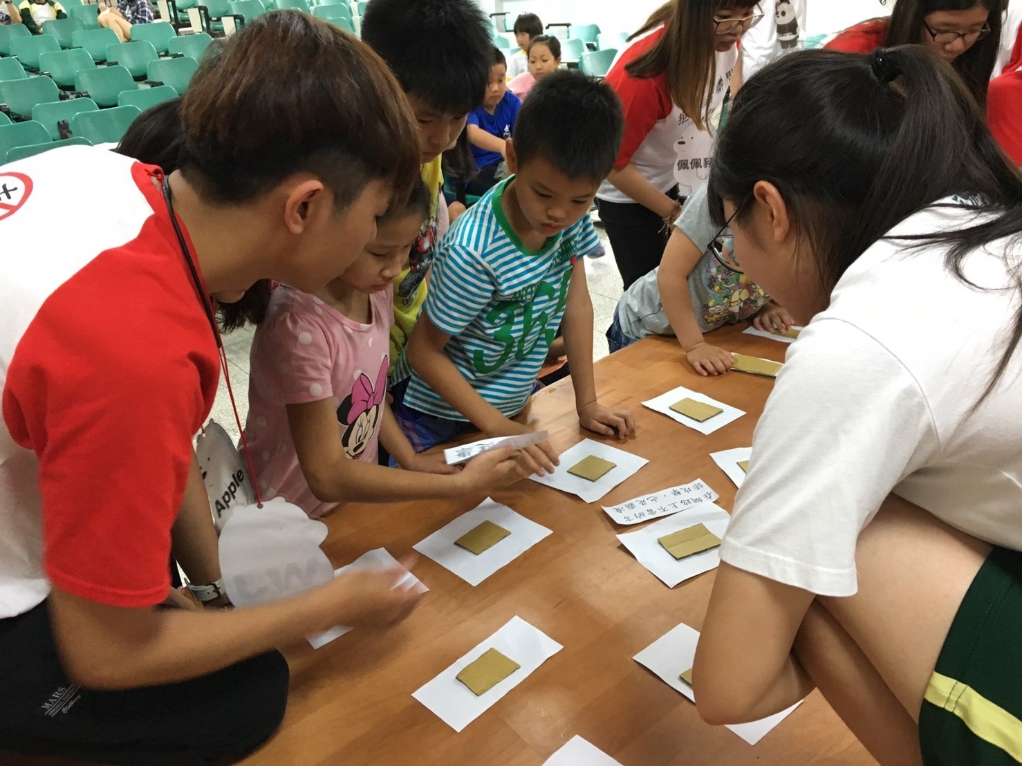 孩子們挑戰闖關遊戲