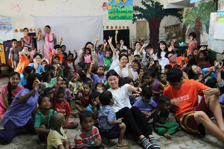 與育幼院孩童面對面，快來一起拍照