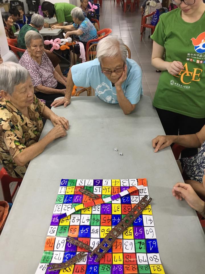 與得勝老人之家的奶奶們玩桌遊