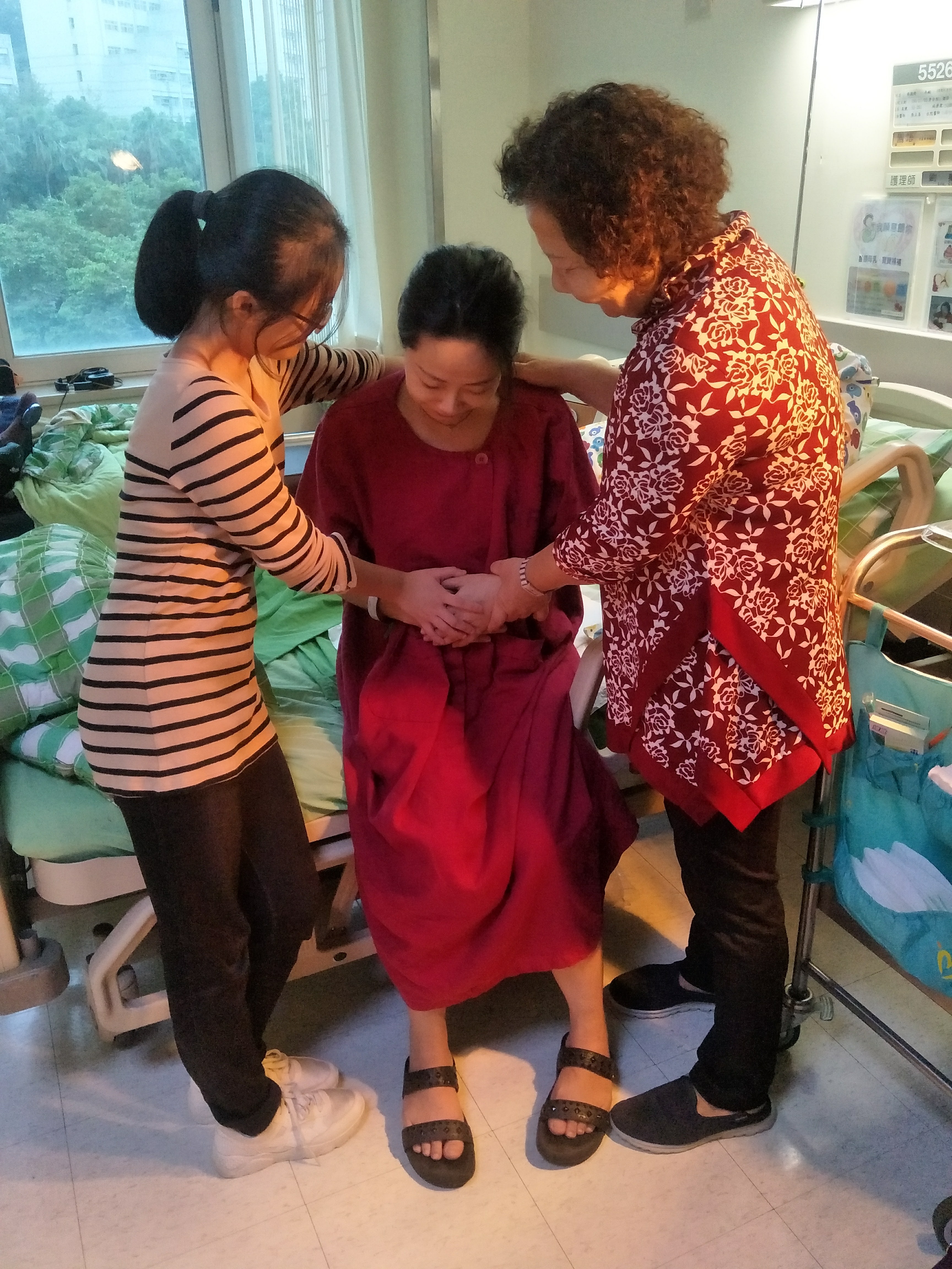 學員指導家屬如何協助產後的準媽媽