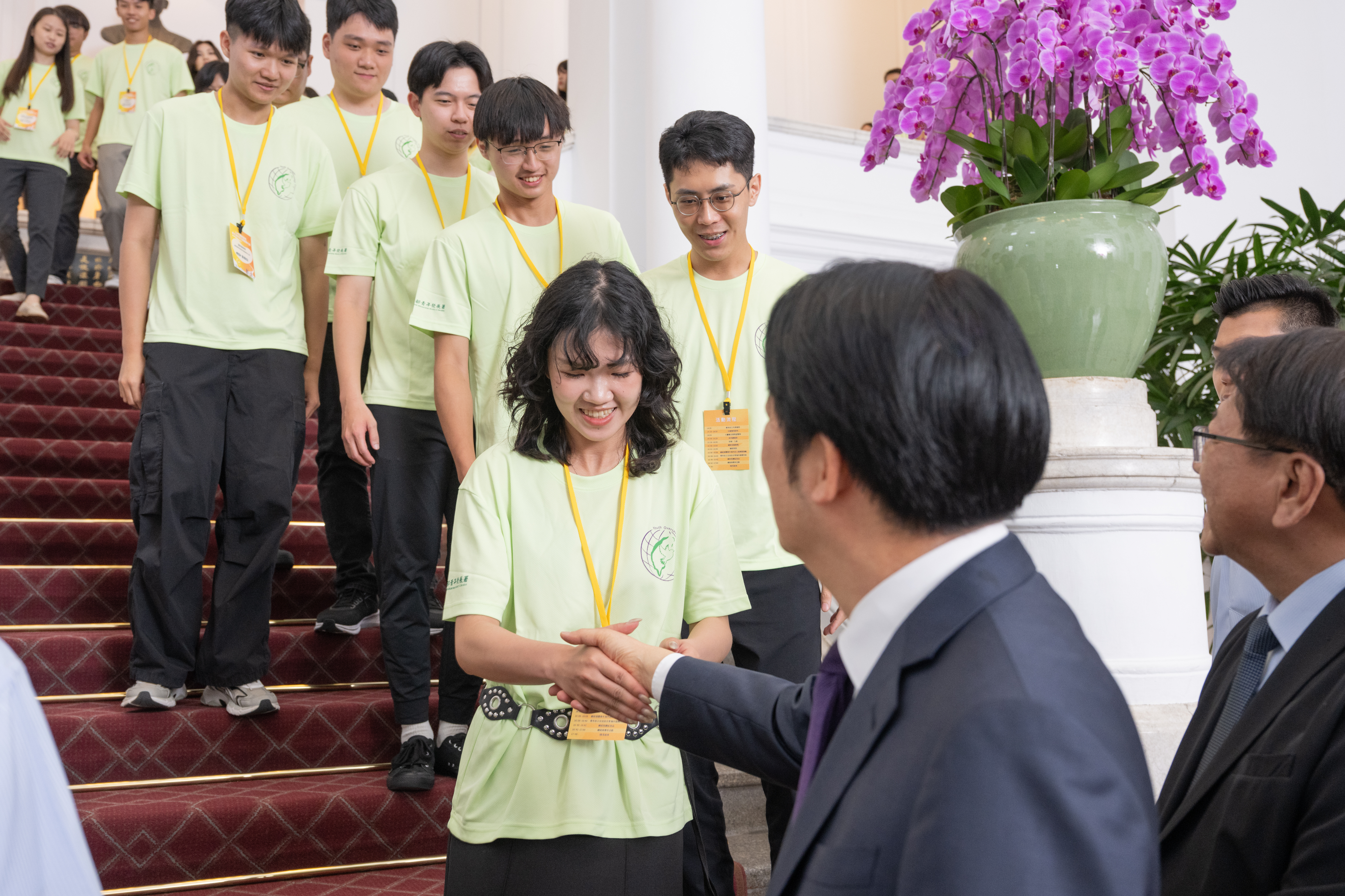賴總統與各志工代表握手。