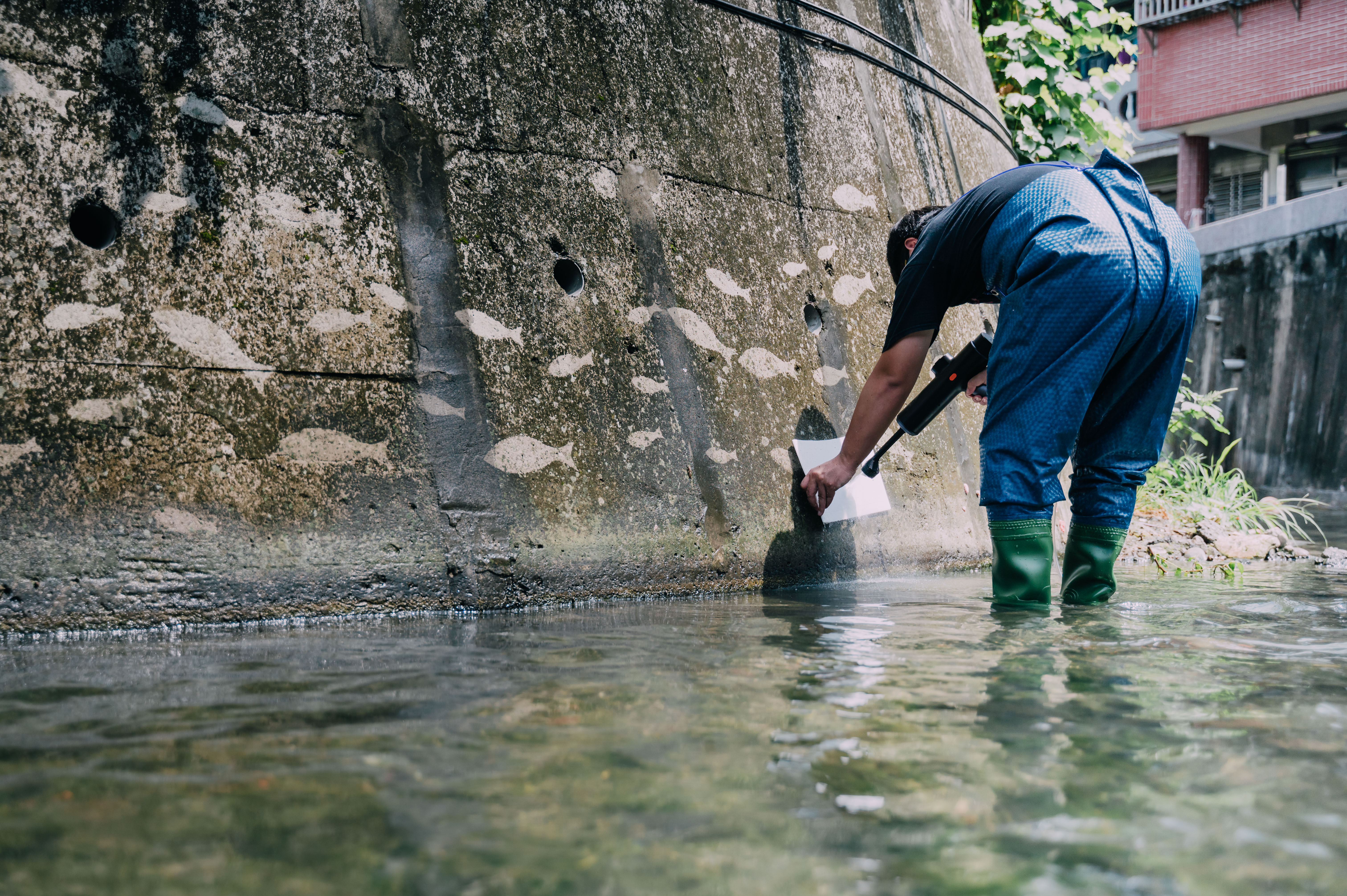 The team “懂栗嗨” use reverse graffiti art to beautify irrigation canals and attract local residents to pay attention to the water environment.