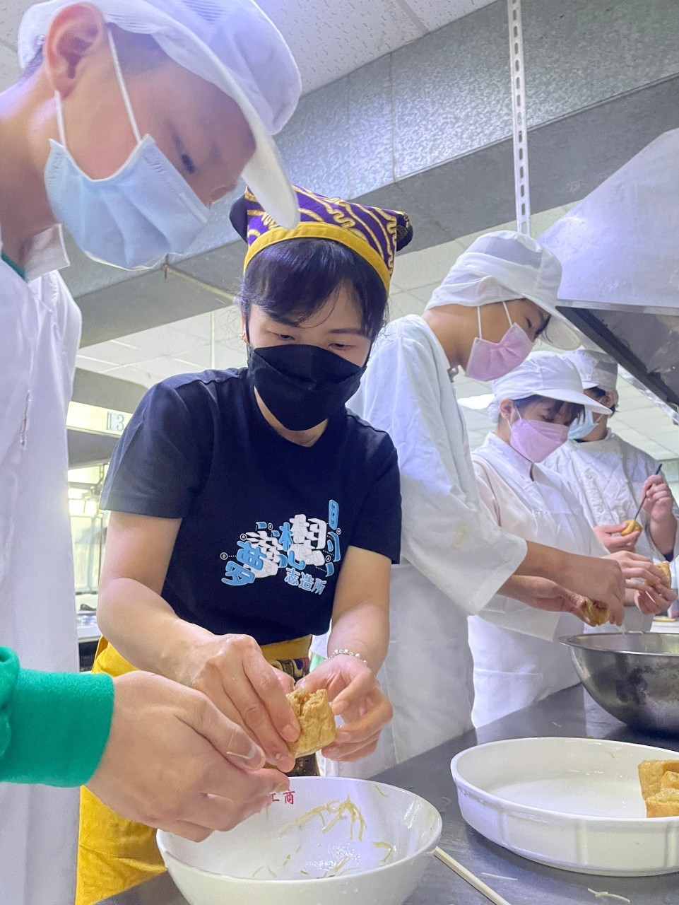 圖3-講師教導青年志工製作美味異國料理