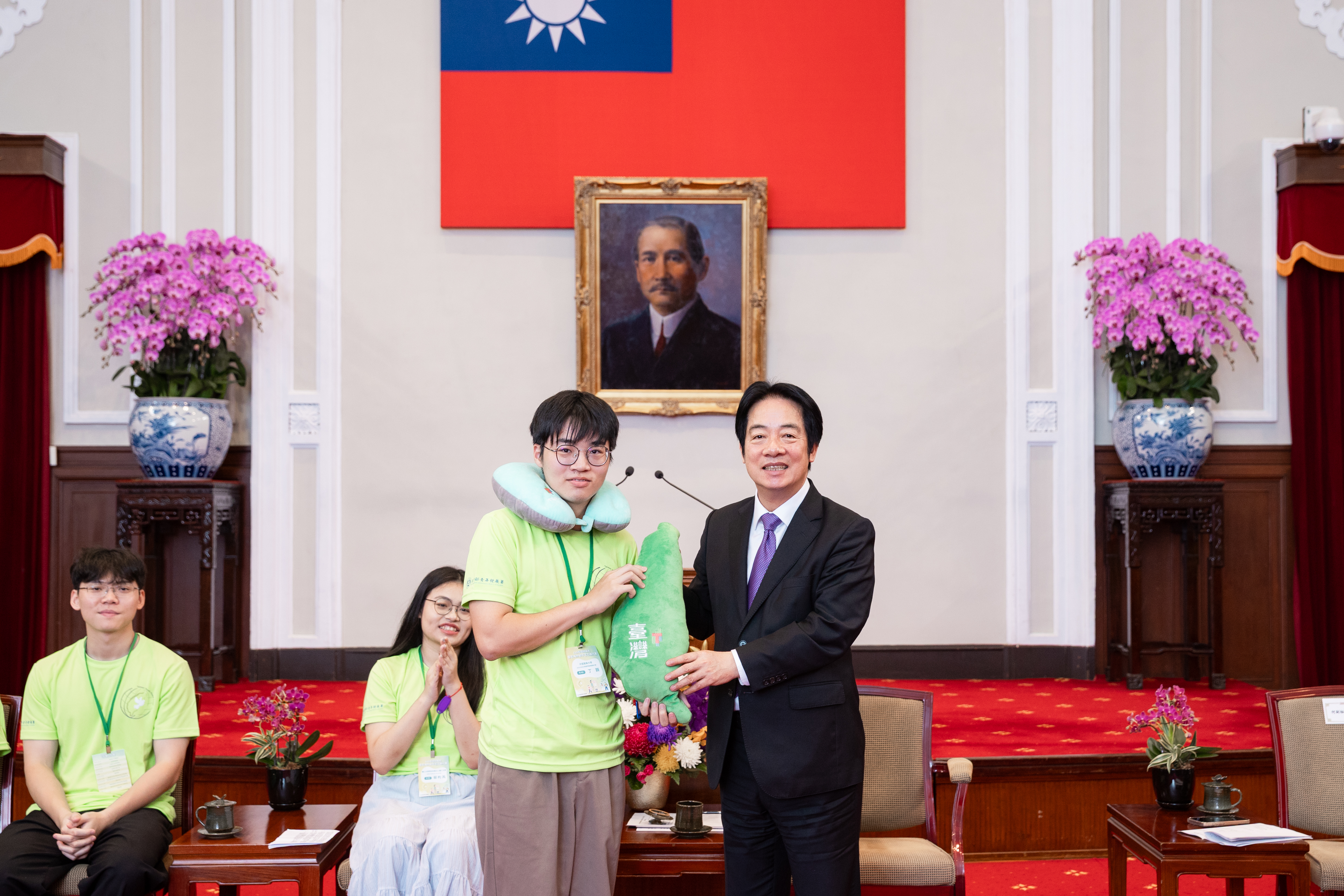 賴總統和受禮代表丁顥合影