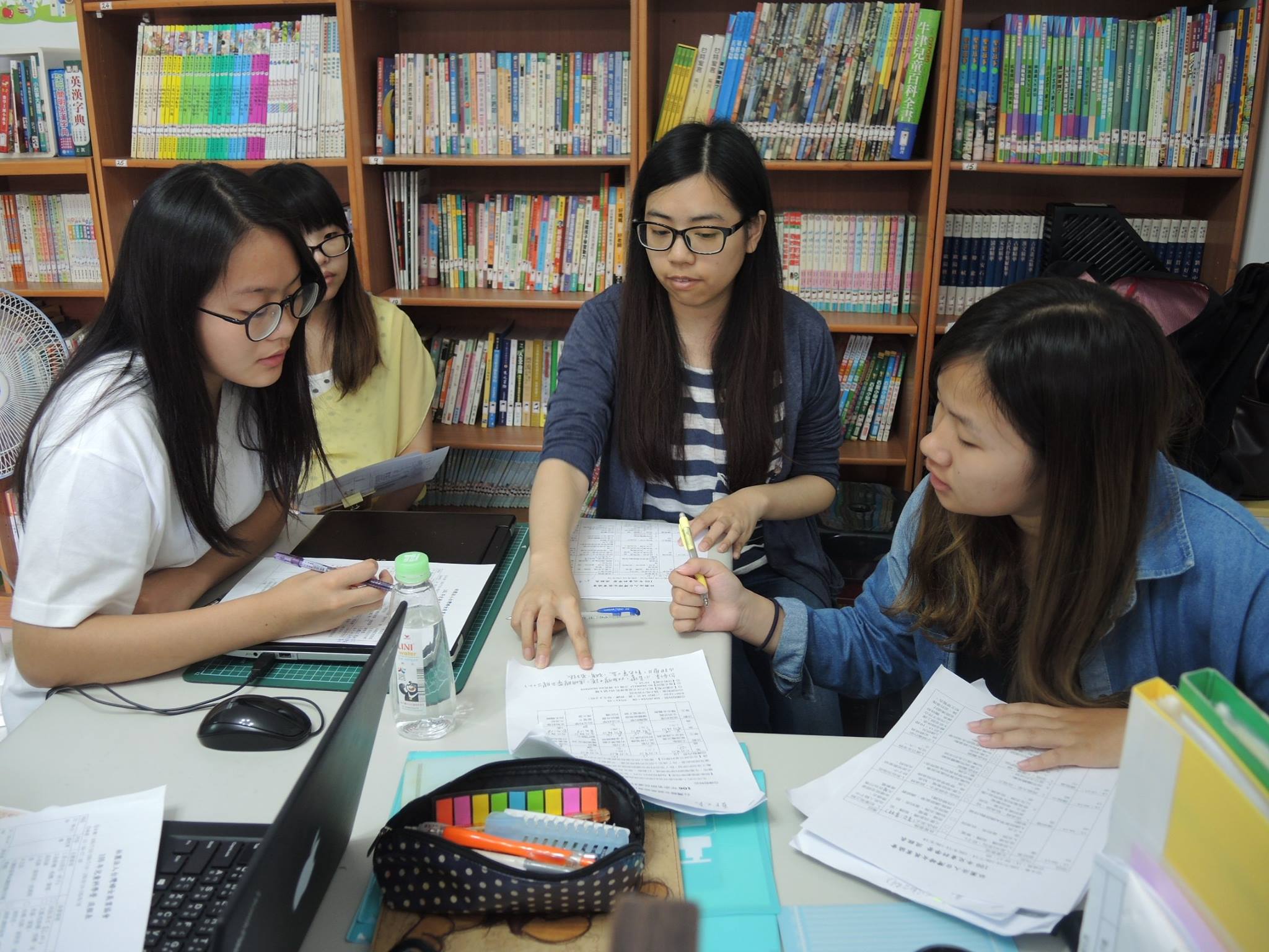 和主管及同事討論活動的事前準備