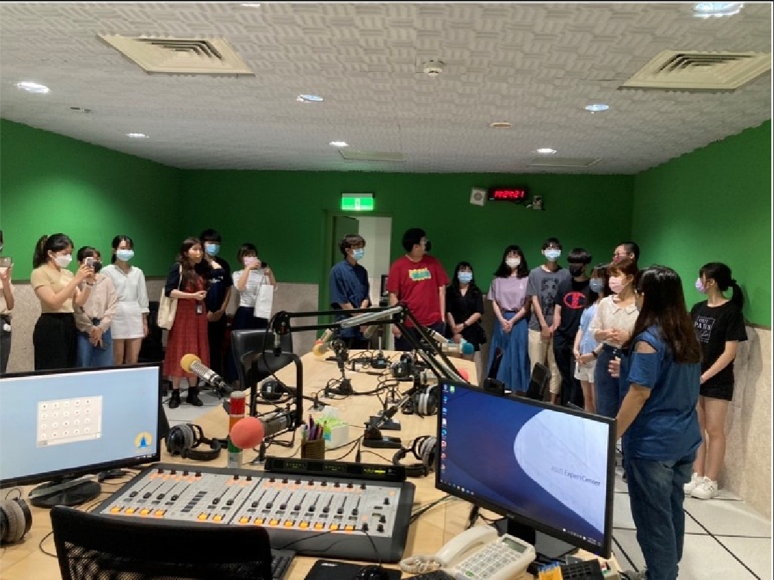 國立彰化師範大學國文學系辦理「文創產業一點通」的活動,學生進行Podcast節目錄音及後製情形
