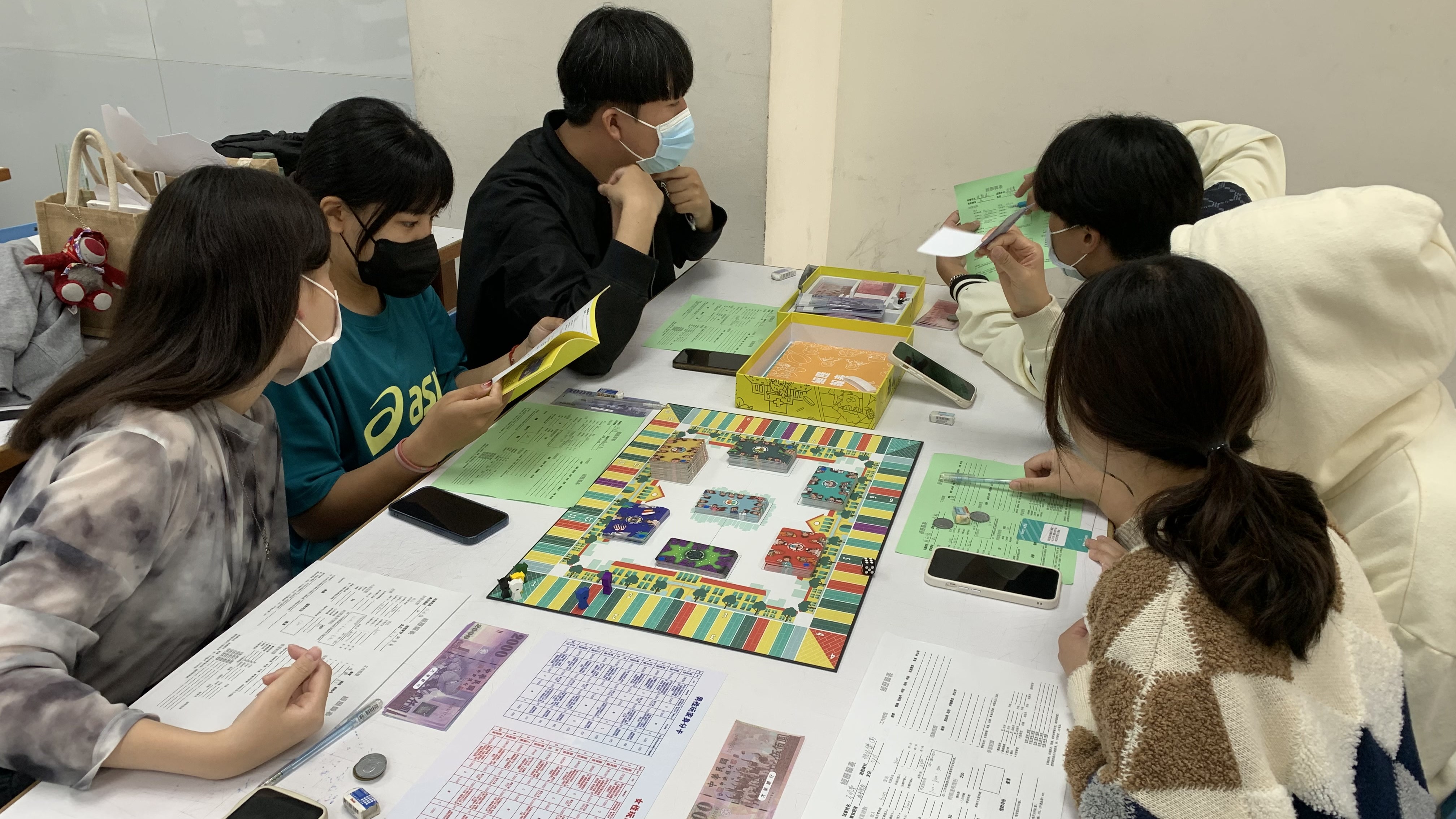 大學實境職涯桌遊—體會善用時間及培養專業技能的重要性,進而重新審視規劃大學生活