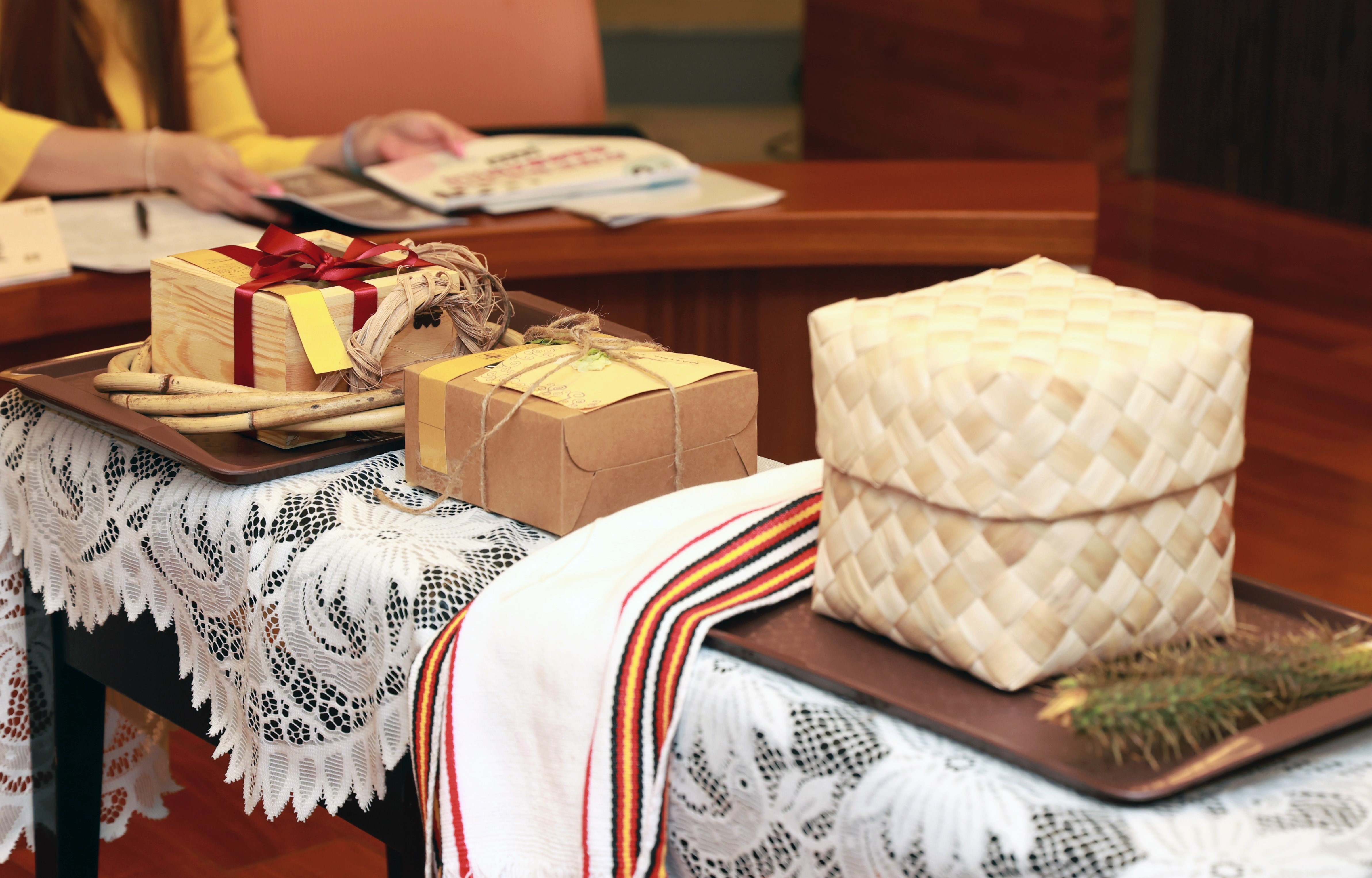 國立高雄科技大學「馬舒霍爾的禮物有限公司」，以黃藤編織而成烘焙禮盒，傳遞祝福並延續布農族傳統技藝