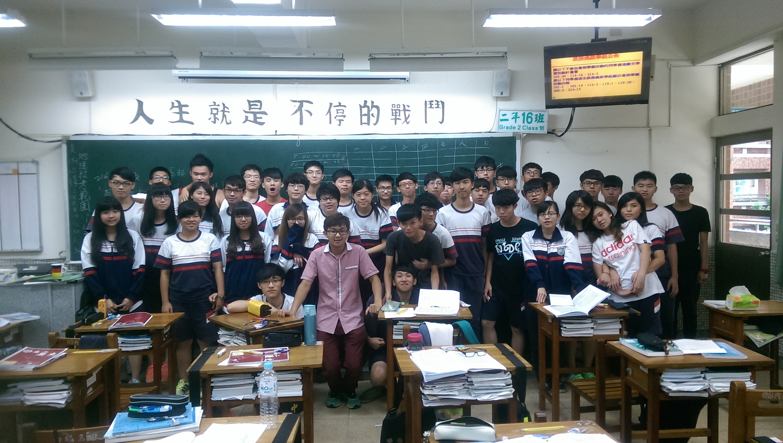 高中生教育高峰論壇與同學合影
